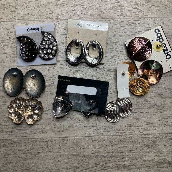 Vintage, 8 Pairs of Metal Drop Stud Dangling Earrings Capezio in Invicta Case - Picture 3 of 7